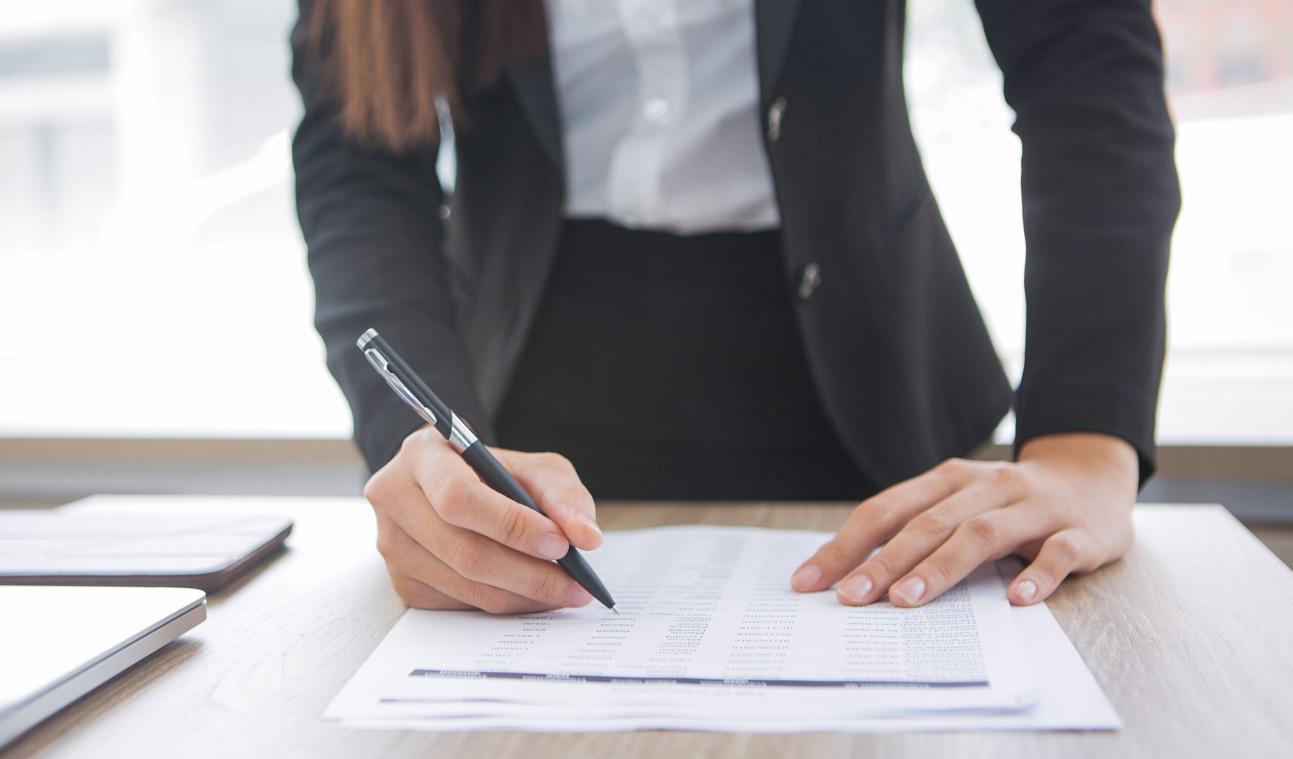 ver-recortada-de-un-asistente-que-trabaja-con-el-documento